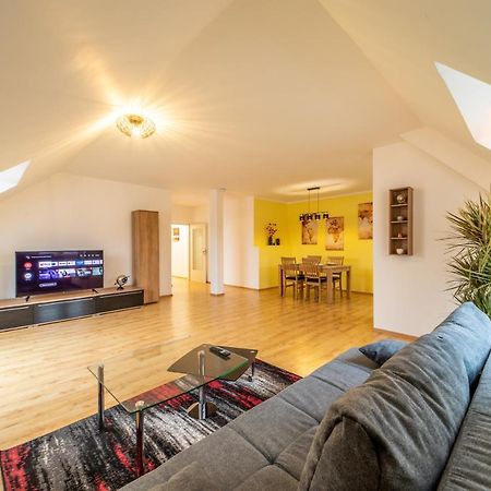 Moderne Dachgeschosswohnung - Parkplatz - Netflix コーブルク エクステリア 写真