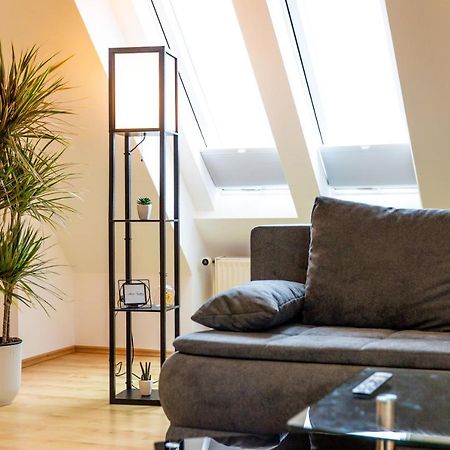 Moderne Dachgeschosswohnung - Parkplatz - Netflix コーブルク エクステリア 写真
