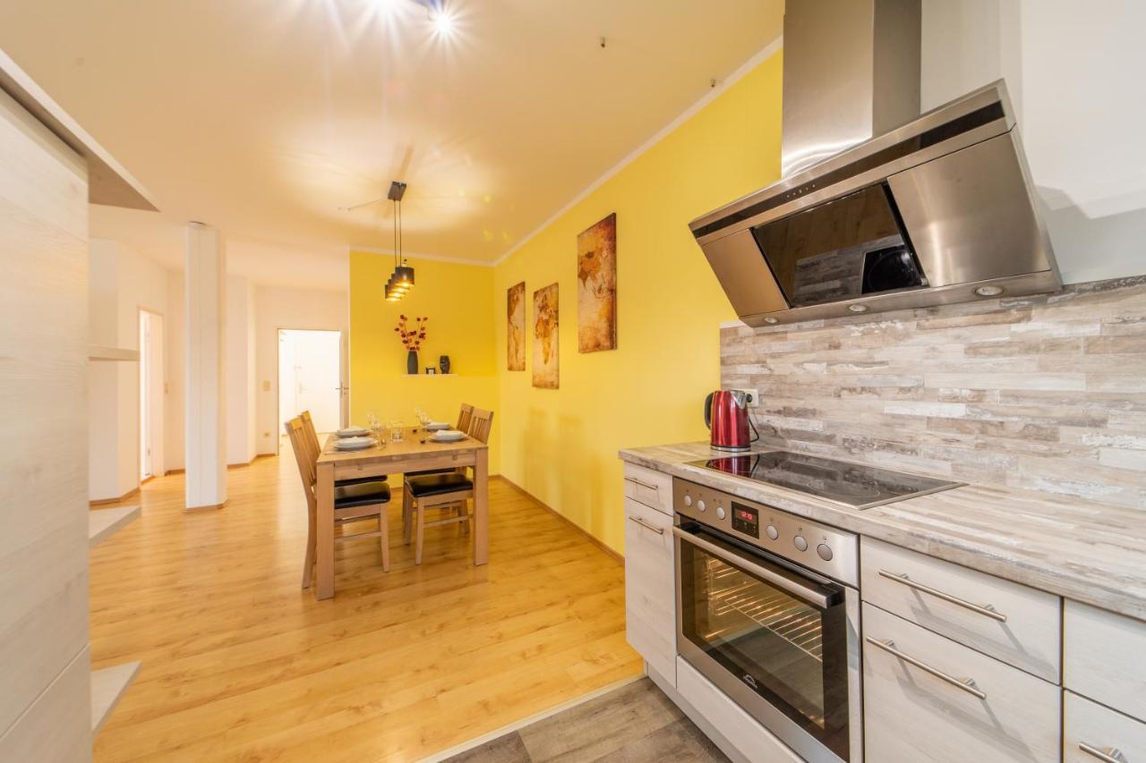 Moderne Dachgeschosswohnung - Parkplatz - Netflix コーブルク エクステリア 写真