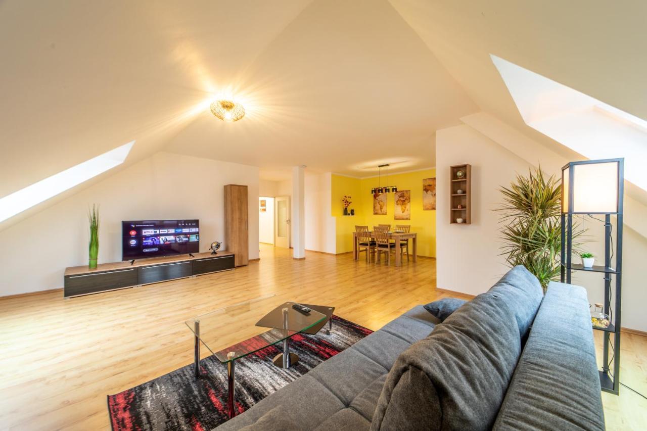 Moderne Dachgeschosswohnung - Parkplatz - Netflix コーブルク エクステリア 写真
