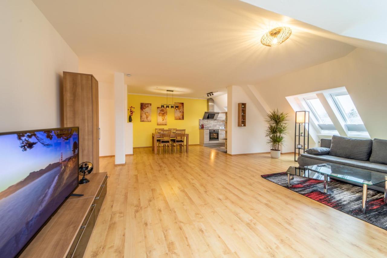 Moderne Dachgeschosswohnung - Parkplatz - Netflix コーブルク エクステリア 写真
