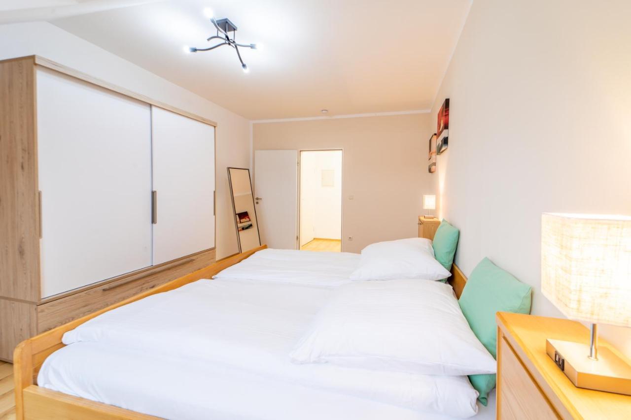 Moderne Dachgeschosswohnung - Parkplatz - Netflix コーブルク エクステリア 写真