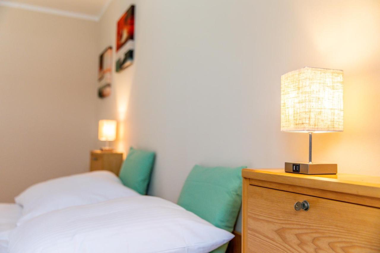 Moderne Dachgeschosswohnung - Parkplatz - Netflix コーブルク エクステリア 写真