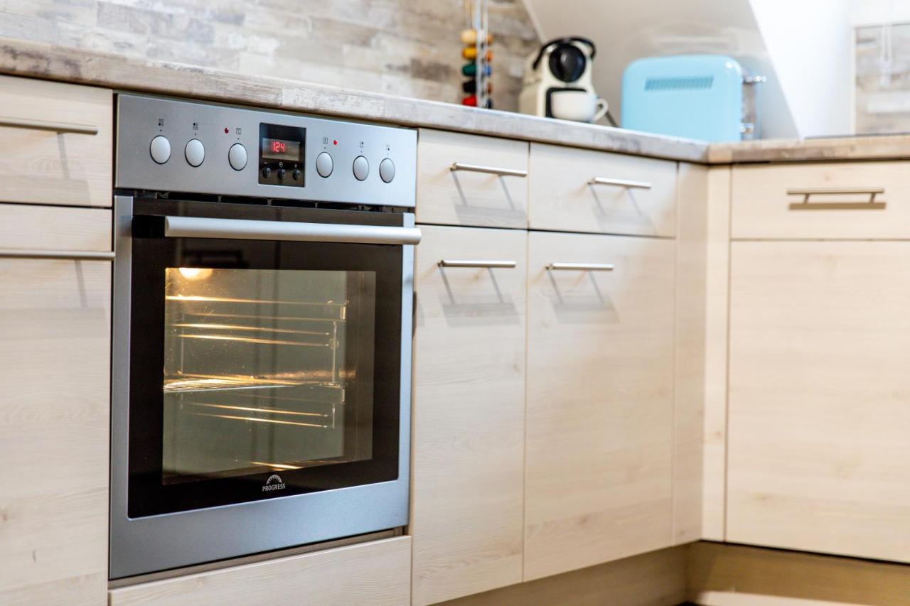 Moderne Dachgeschosswohnung - Parkplatz - Netflix コーブルク エクステリア 写真