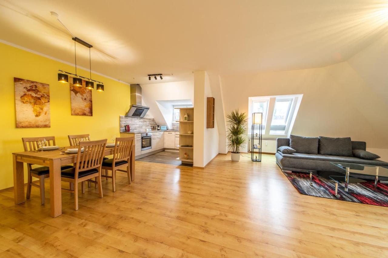 Moderne Dachgeschosswohnung - Parkplatz - Netflix コーブルク エクステリア 写真