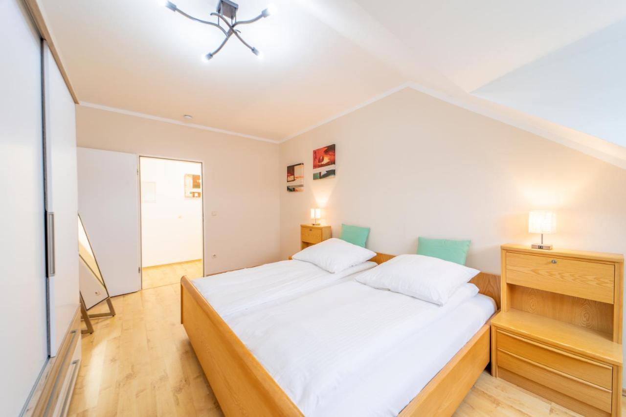 Moderne Dachgeschosswohnung - Parkplatz - Netflix コーブルク エクステリア 写真